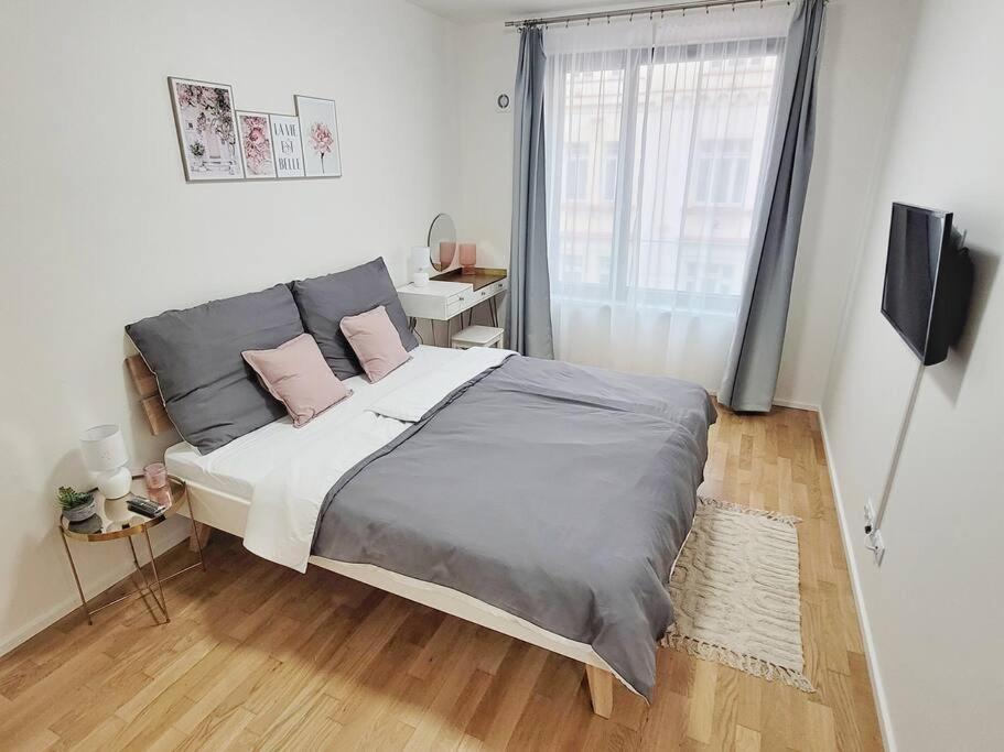 Newly Built Apartment With Balcony, Ac And Free Indoor Garage Prága Kültér fotó