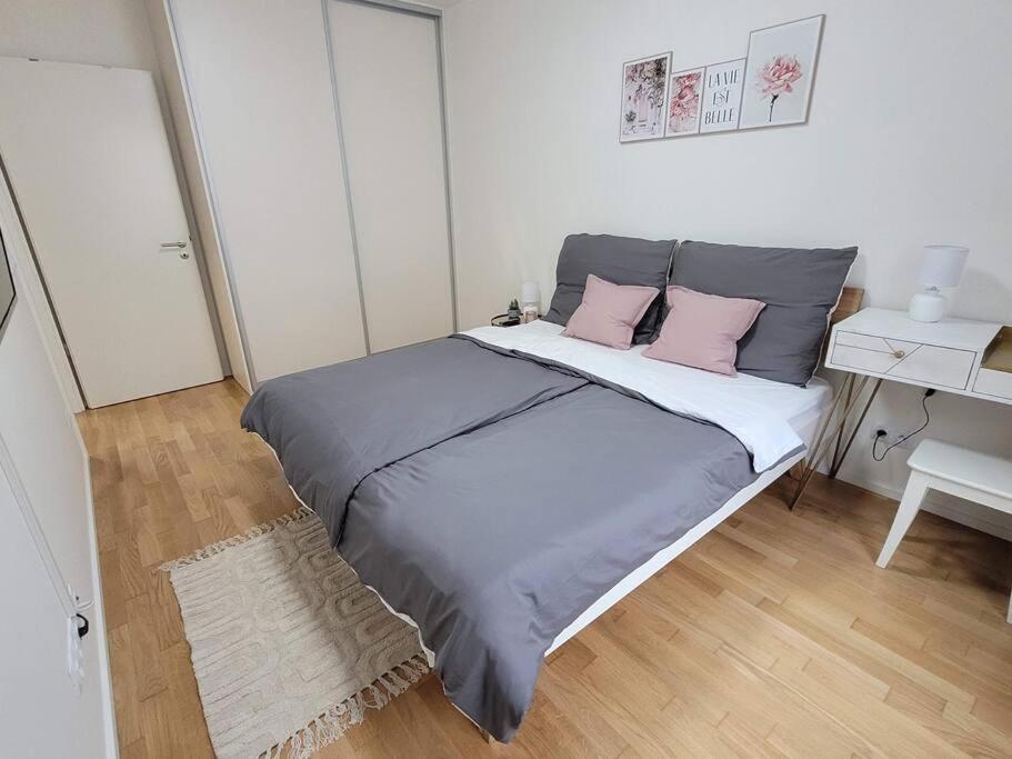 Newly Built Apartment With Balcony, Ac And Free Indoor Garage Prága Kültér fotó