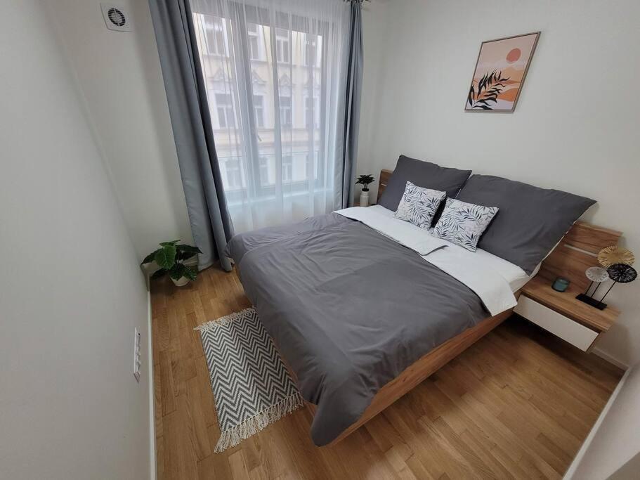 Newly Built Apartment With Balcony, Ac And Free Indoor Garage Prága Kültér fotó