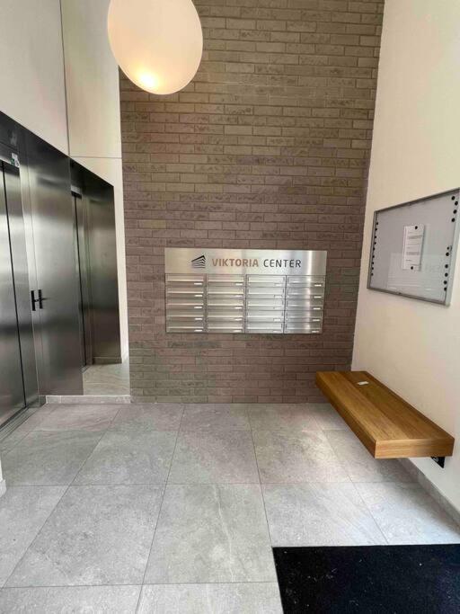 Newly Built Apartment With Balcony, Ac And Free Indoor Garage Prága Kültér fotó