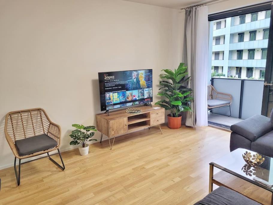 Newly Built Apartment With Balcony, Ac And Free Indoor Garage Prága Kültér fotó