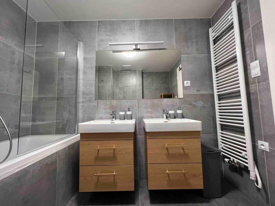 Newly Built Apartment With Balcony, Ac And Free Indoor Garage Prága Kültér fotó
