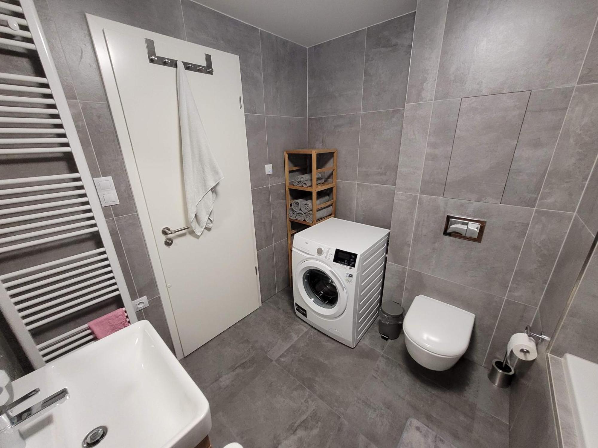 Newly Built Apartment With Balcony, Ac And Free Indoor Garage Prága Kültér fotó