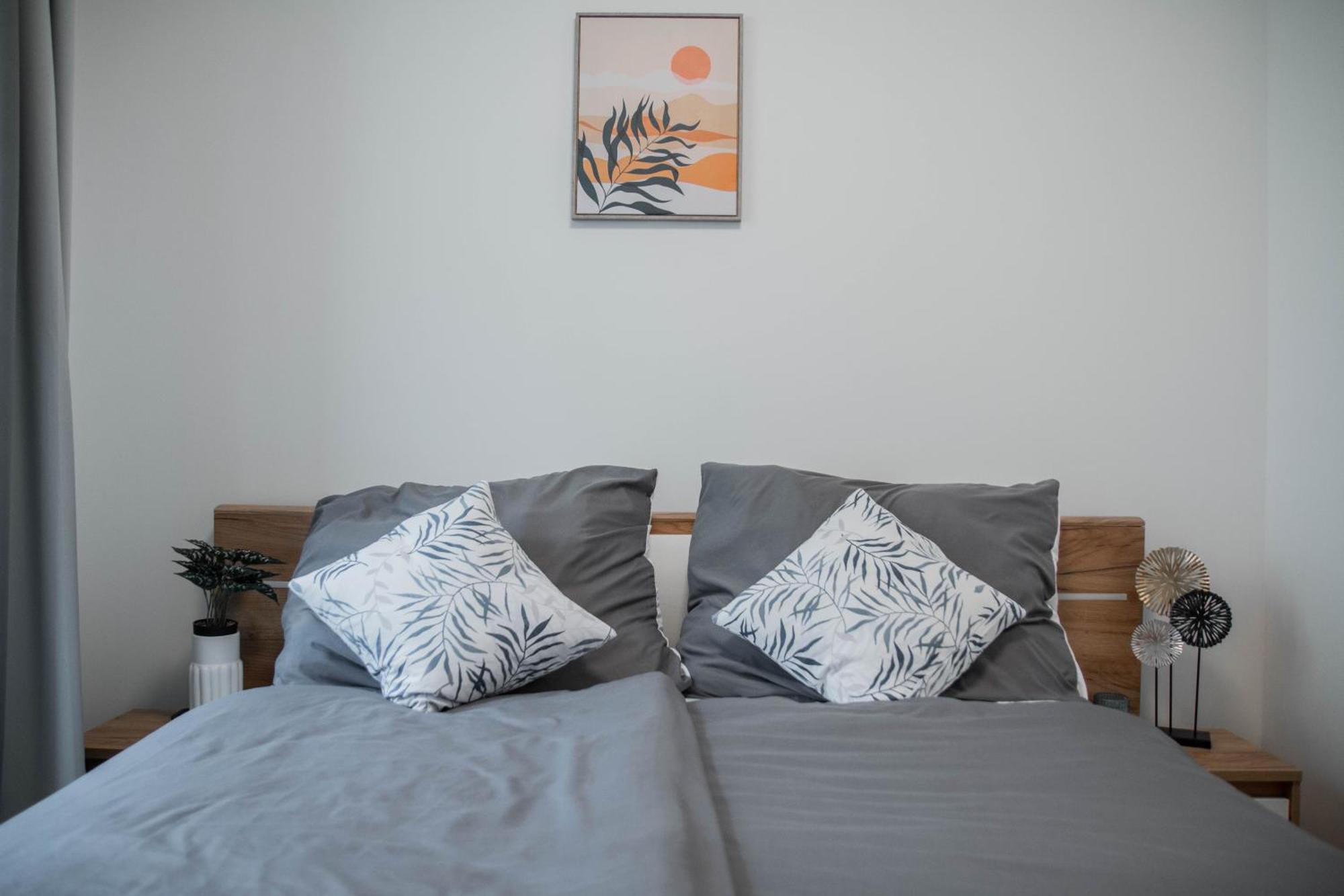 Newly Built Apartment With Balcony, Ac And Free Indoor Garage Prága Kültér fotó