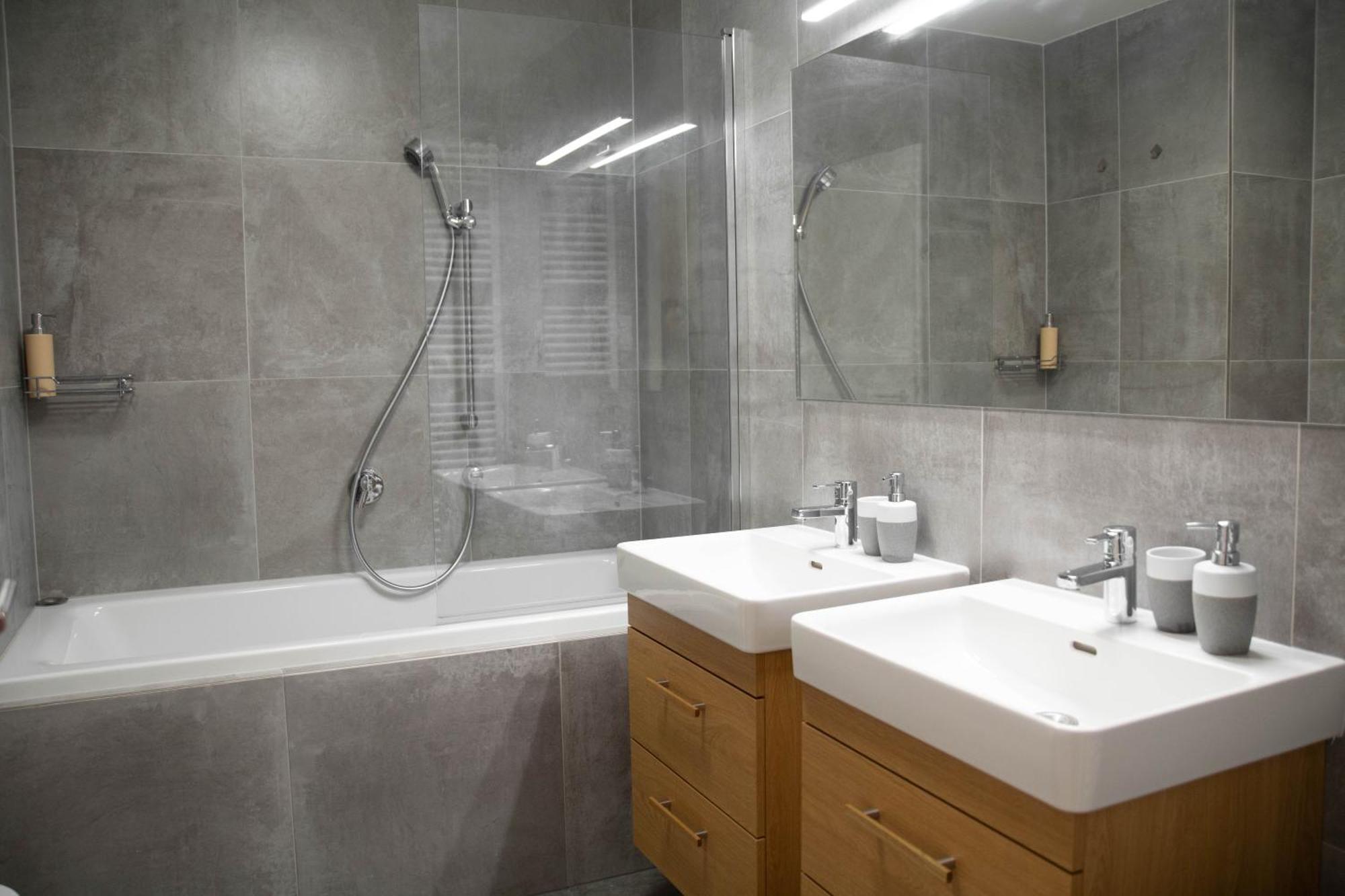 Newly Built Apartment With Balcony, Ac And Free Indoor Garage Prága Kültér fotó