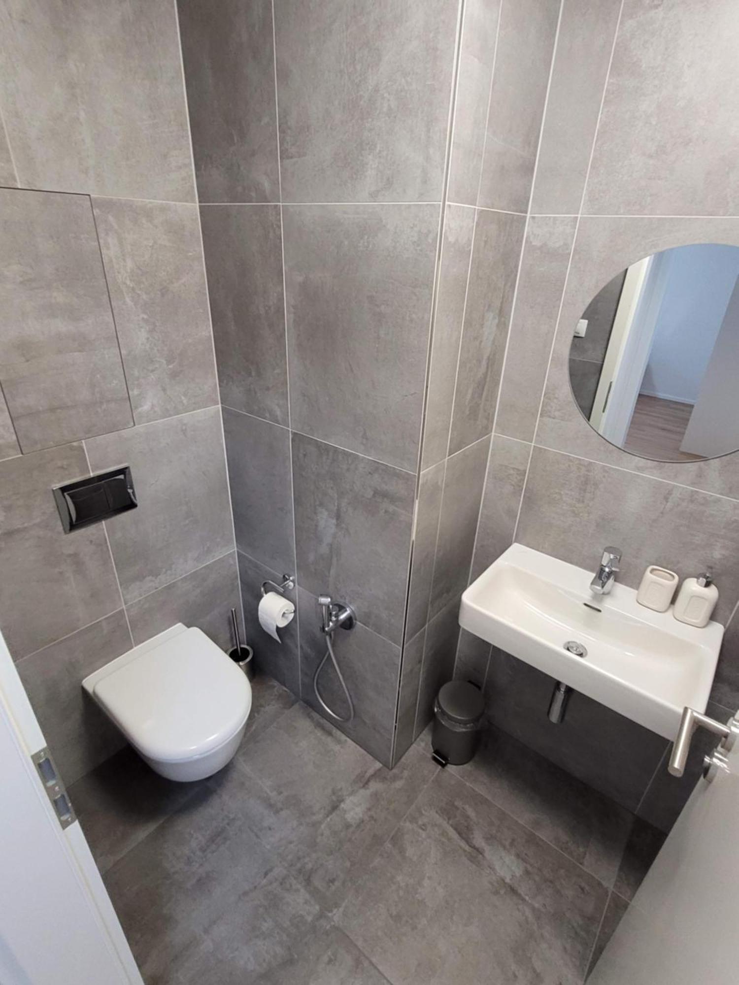 Newly Built Apartment With Balcony, Ac And Free Indoor Garage Prága Kültér fotó